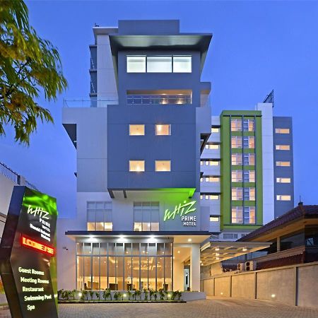 Whiz Prime Hotel Basuki Rahmat Malang Exterior foto