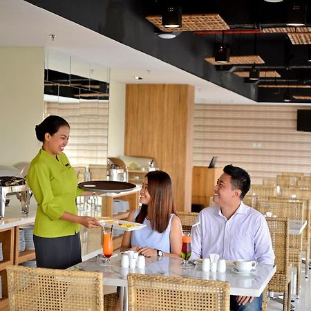 Whiz Prime Hotel Basuki Rahmat Malang Exterior foto