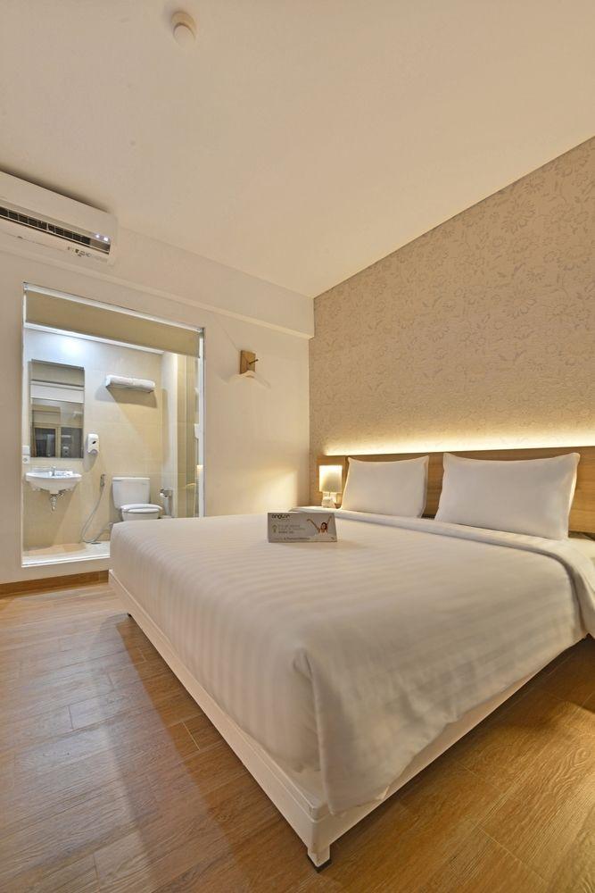 Whiz Prime Hotel Basuki Rahmat Malang Exterior foto