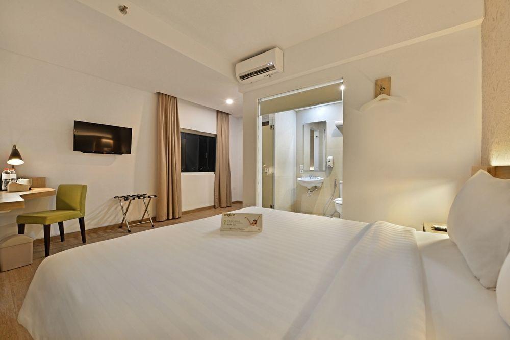 Whiz Prime Hotel Basuki Rahmat Malang Exterior foto