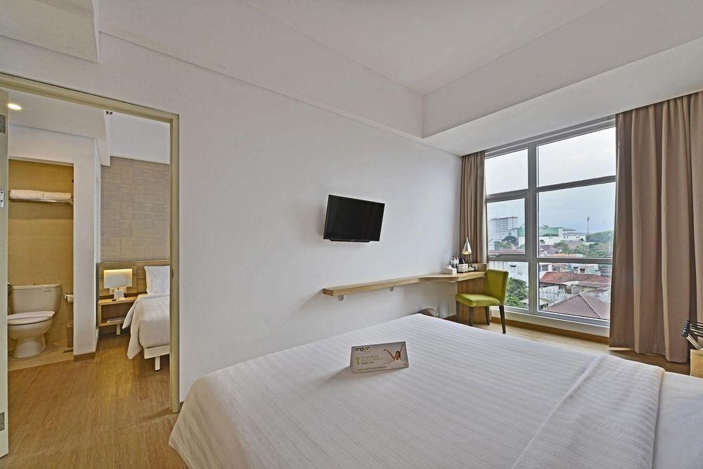 Whiz Prime Hotel Basuki Rahmat Malang Exterior foto