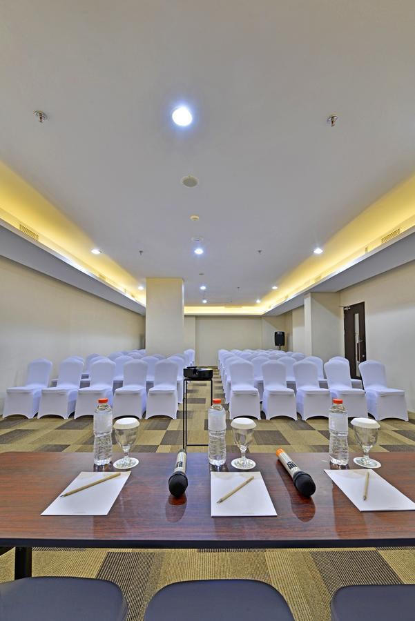 Whiz Prime Hotel Basuki Rahmat Malang Exterior foto