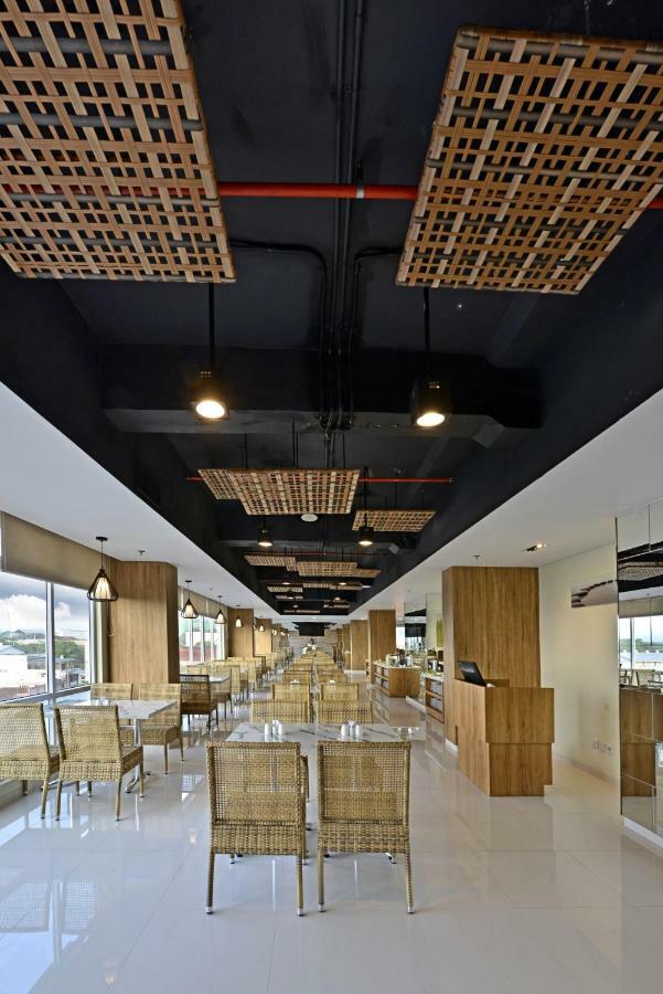 Whiz Prime Hotel Basuki Rahmat Malang Exterior foto